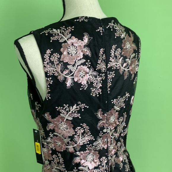 **Beautiful Tahari Dress.Black with pink embroidery & sequins.Fully lined. - Picture 4 of 5
